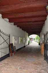 <p>Zicht op de verdiepingsbalklaag van Meipoortstraat 39. Hoewel de vorm van de poort relatief recent tot stand is gekomen, kan de zware enkelvoudige balklaag nog goed uit de 16e- of 17e eeuw stammen. </p>
